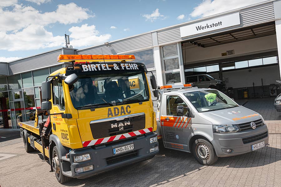 Abschlepp- und Notdienst Fahrzeuge vor der Werkstatt Birtel & Fehr